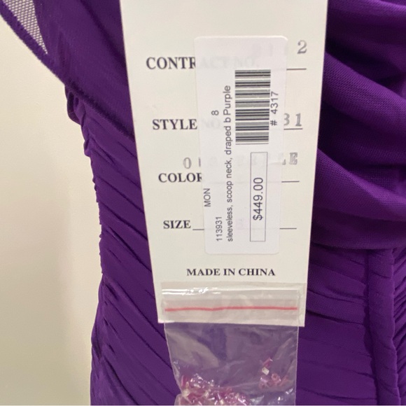 NWT formal long dress. Scoop neck, sleeveless, draped, size 8. 🪻 - Picture 4 of 4